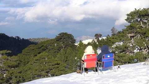 Couple Sitting At Mountain and Drinking Wine Stockbeeldmateriaal 105887909
