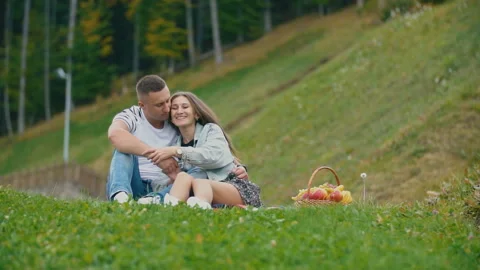 Couple sitting in nature Video stock 121785546