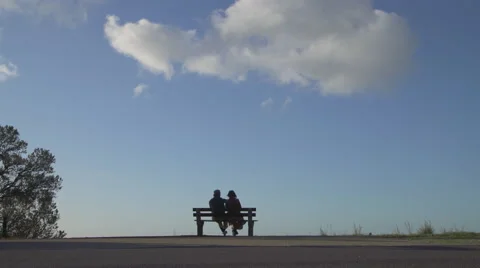 Couple sitting on a park bench in Cape Town, South Africa Video stock 60114940
