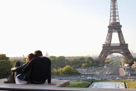 Couple sitting together with the Eiffel Tower in the background, Jardins du Stock Photos