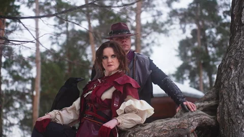 Couple sitting on a tree trunk in the woods enjoying leisure time Vidéo 270488059