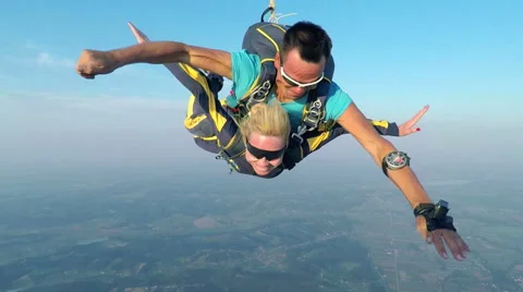 Couple is sky diving in the air Vídeos de archivo 55344705