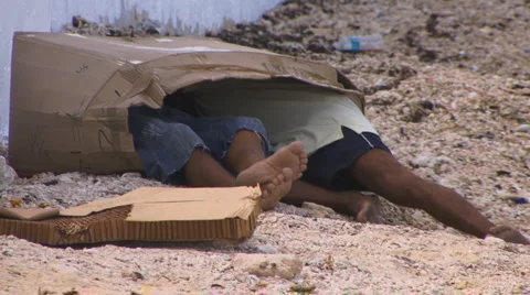 Couple sleeping on beach Vidéo 1008874