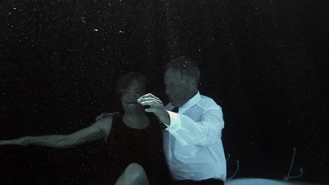 Couple smiling underwater. Vidéo 88405173