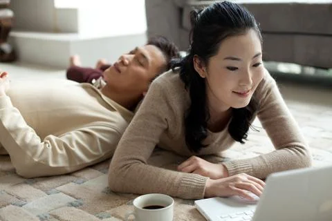 A couple snuggled up together Stock Photos