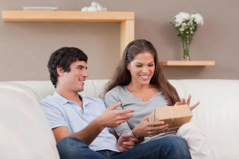 Couple on the sofa with parcel Foto stock