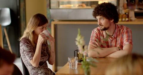 A couple solves relationship problems in a public place. Honest conversation. Foto stock