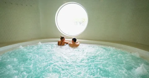 A couple in a spa in conversation. Vídeo Stock 85529473