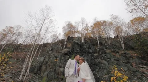 Couple standing at cliff. Vidéo 57904925