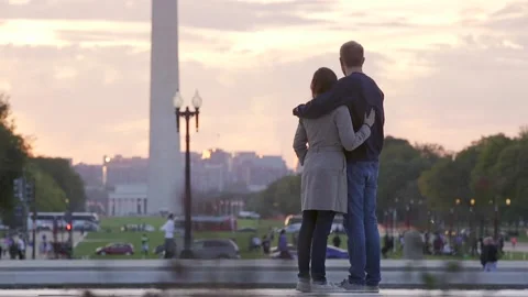 Couple standing by DC monument Vidéo 146877580