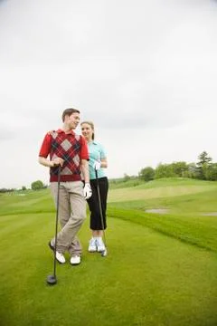 Couple Standing on Golf Course Fotos Stock