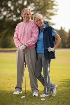 Couple standing on golf course Fotos Stock