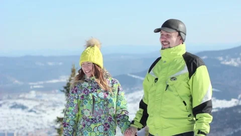 Couple standing in mountains in winter 스톡 동영상 73477553