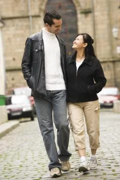 Couple strolling down the street Fotos Stock