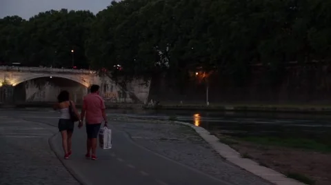 Couple Strolling by River in Rome Vidéo 52932824