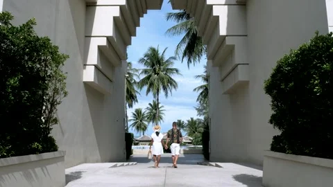 Couple strolling through tropical archway in Krabi paradise Vídeo Stock 329284312