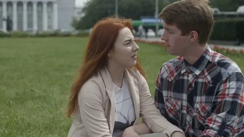 Couple in summer park posing Stockbeeldmateriaal 77853823