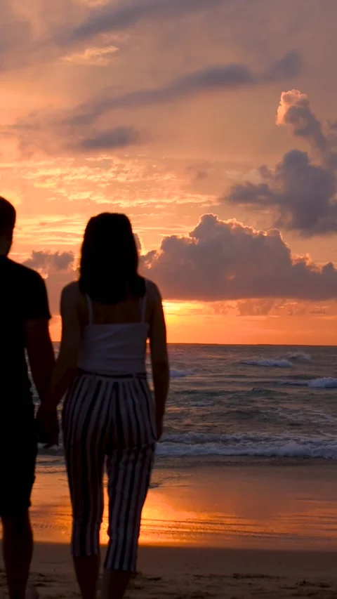 Couple in the sunset. 库存影片 234128350