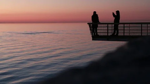 Couple taking picture in sunset 動画素材 75686696