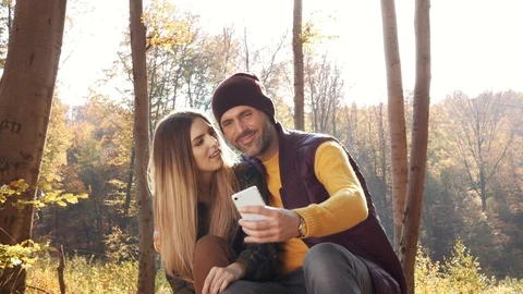 Couple taking a selfie in the forest Stockbeeldmateriaal 87117648