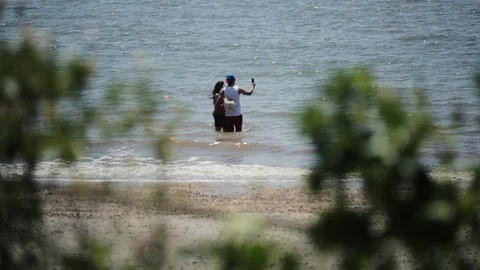 Couple taking selfie in ocean 스톡 동영상 89304872