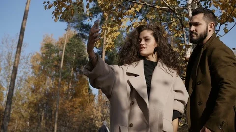 Couple taking selfie in park Видео 81360693