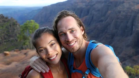 Couple taking selfie video having fun on hike on Hawaii. 스톡 동영상 86175036