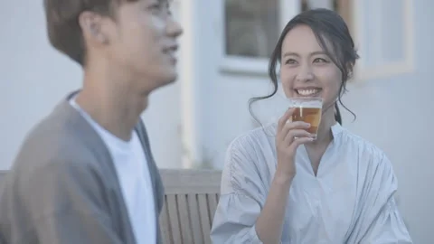 Couple talking and having beer in the garden Stock-Footage 160140256