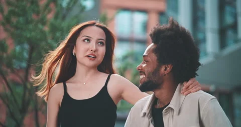 A couple talking and trying vr reality in the city Stock Footage 201673121