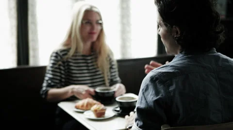 Couple talking over coffee in cafe Vídeo Stock 60936696