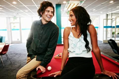 Couple talking at pool table Foto stock