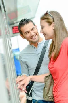 Couple at ticket machine Foto stock