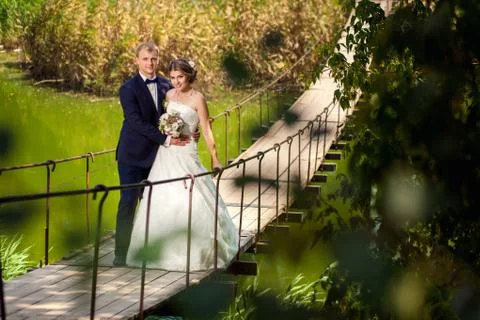 Couple together on the suspension bridge Foto stock
