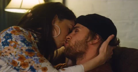 Couple touch each other as the make out. Vidéo 176726829