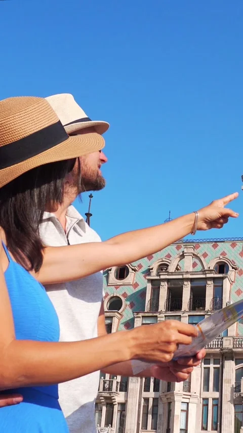 Couple of tourists having fun walking in Batumi city street on holiday - Ha.. Vídeo Stock 332052788
