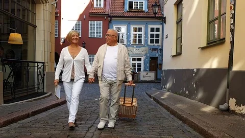 Couple of tourists wearing white clothes explore foreign city Video stock 127182453