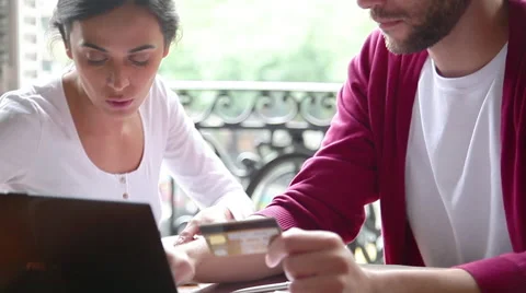 Couple using credit card doing online banking Vídeo Stock 63284560
