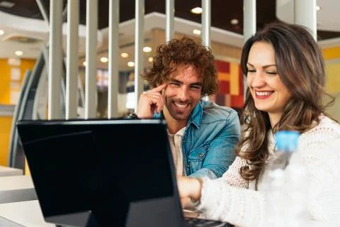 Couple using the laptop in the restaurant. Foto stock