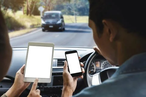 Couple using phone inside car on rural road mobile app concept Foto stock