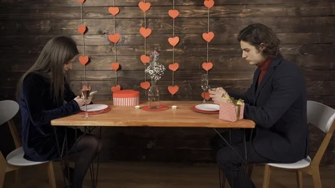 Couple using smartphones during romantic date in cafe Vídeo Stock 124706110