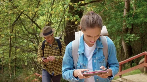 Couple using technology during hiking trip Stock-Footage 95780624