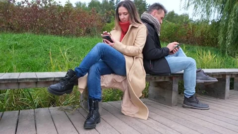 Couple Using their smartphone.couple in smartphone Vidéo 170123068