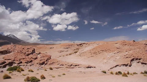 Couple in Uyuni desert Stock Footage 39987164