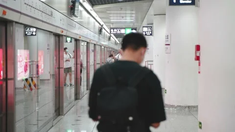 Couple waiting for subway crowd Stock Footage 207666955