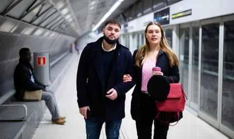 Couple waiting for subway train Fotos Stock
