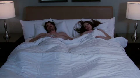 Couple wakes up V2 - HD Stock-Footage 1005932