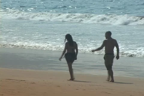 Couple walk on beach Video stock 9467325