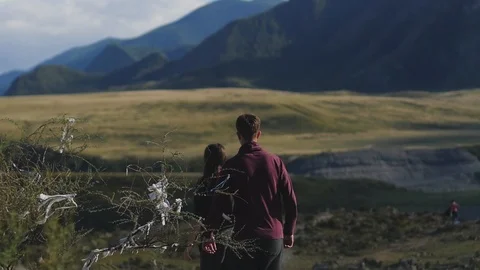 Couple walking against the backdrop of the mountains. Honeymoon. man and woman 库存影片 105673055