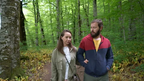 Couple walking along a forest path 스톡 동영상 109333781
