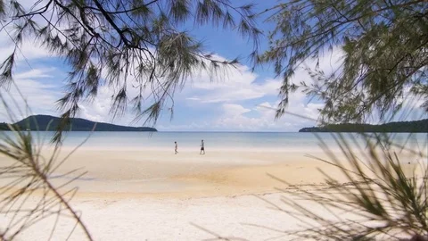 Couple walking and arguing on the beach Video stock 76555422